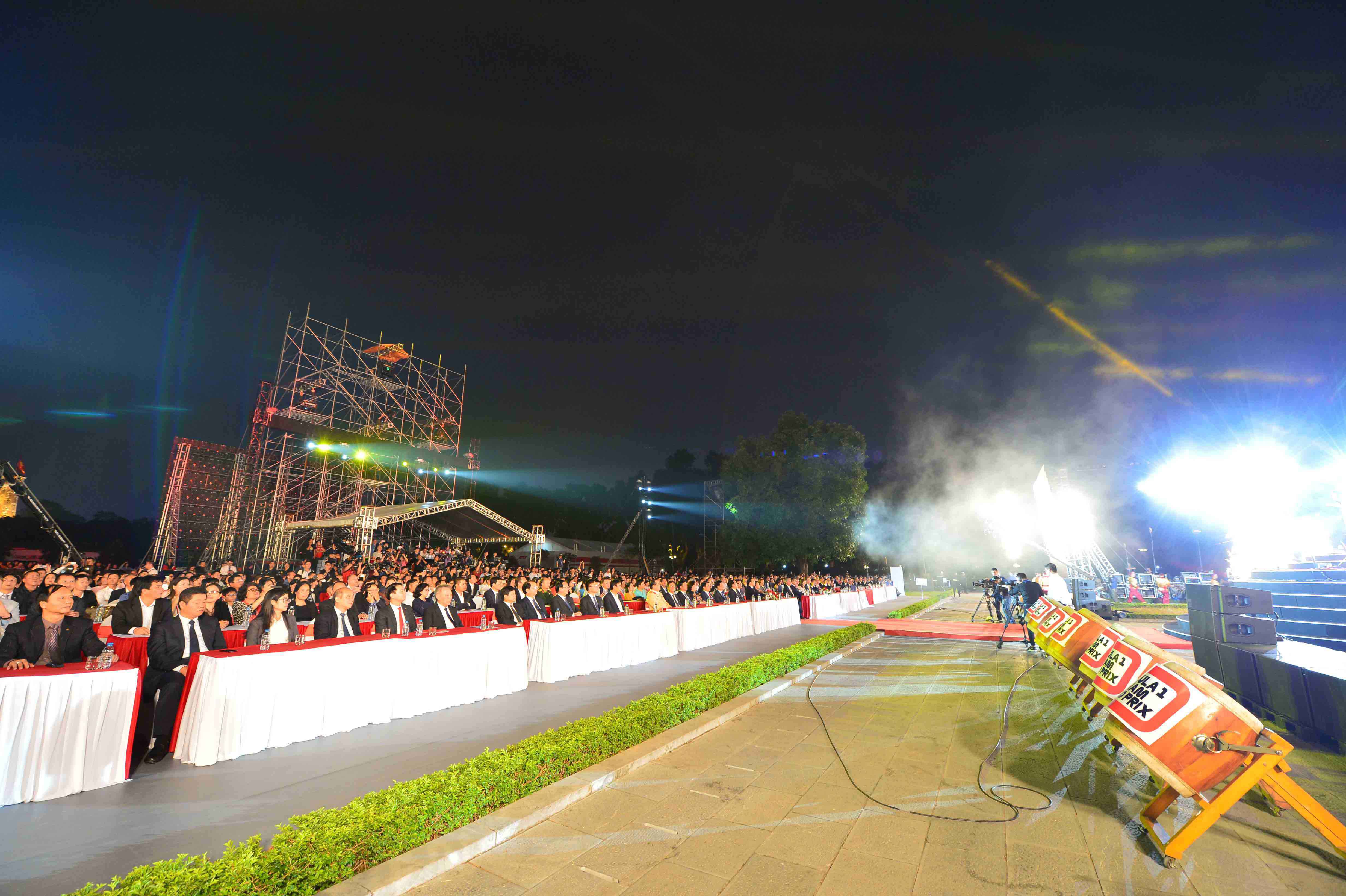Hàng ngàn khán giả xem nghệ thuật chào mừng Hà Nội đăng cai giải đua F1 bằng ứng dụng LIAN